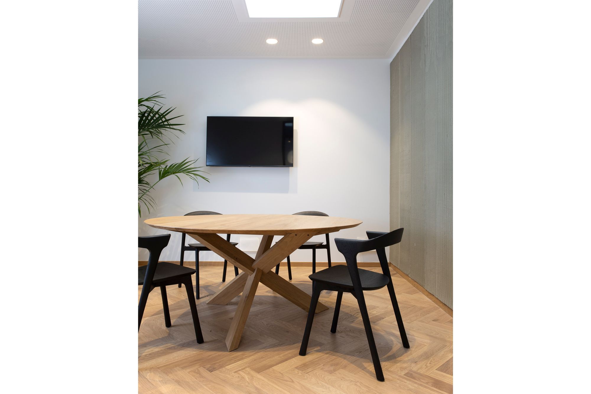 Ethnicraft Circle Oak Dining Table 163cm - Image 3